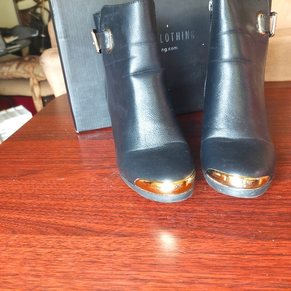 Black Ankle Gold Plated Tirms front Heels - Picture 1 of 13